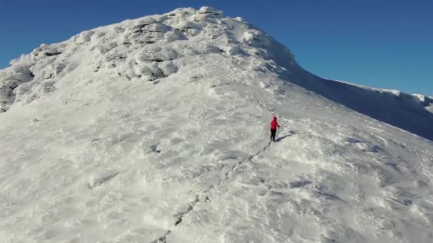 Vista Aérea Del Paisaje Cordillera Nieve Climber Walking Mountain Expedition — Vídeos de Stock