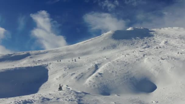 Luchtfoto Van Sneeuw Bergketen Landschap Winterdrone Beelden Karpaten Oekraïne — Stockvideo