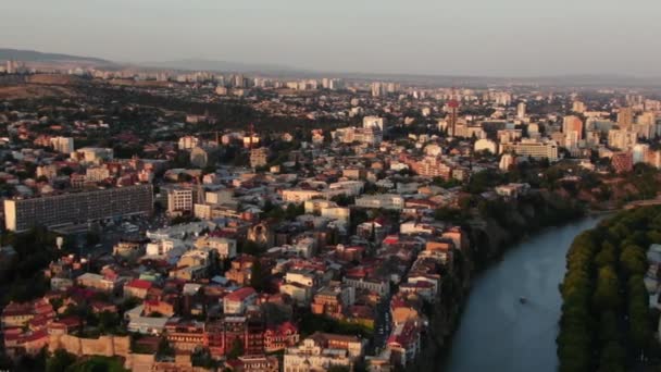Видеосъемка Центра Тбилиси Воздуха Беспилотник Пролетает Над Старым Городом Закате — стоковое видео