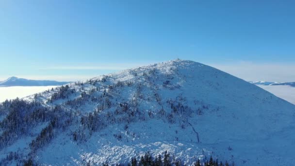 Drone Vuela Sobre Mar Niebla Las Montañas Invierno Día Soleado — Vídeos de Stock