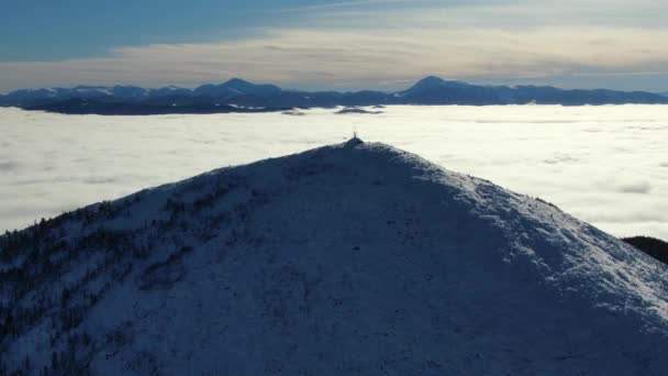 Drone Vola Sopra Mare Nebbia Nelle Montagne Invernali Giornata Soleggiata — Video Stock