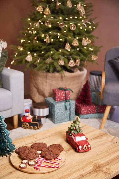 Bolinhos Chocolate Doces Contra Decoração Natal — Fotografia de Stock