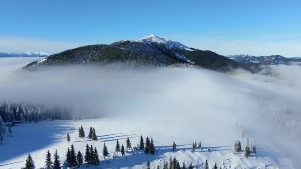 Drone Vuela Sobre Mar Niebla Las Montañas Invierno Día Soleado — Vídeos de Stock