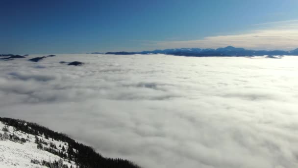 Dron Létá Nad Mořem Mlhy Zimních Horách Slunečný Den Sněhu — Stock video