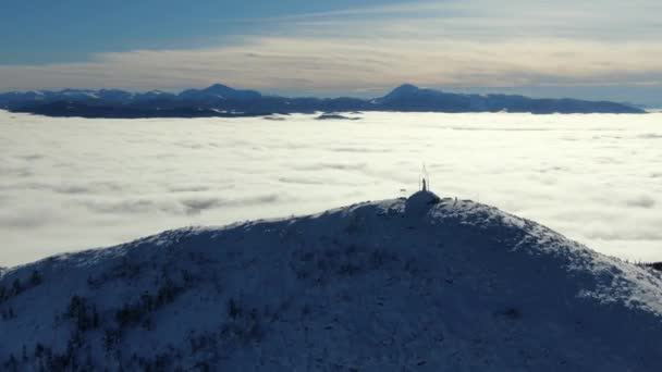 Drone Vliegt Boven Zee Van Mist Winter Bergen Zonnige Dag — Stockvideo