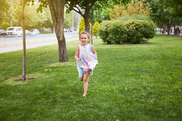 Ragazza Felice Esecuzione Erba Mentre Abito Colorato Giocando Nel Parco — Foto Stock