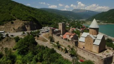 Gürcistan 'daki Zhinvali Barajı' na bakan Ananuri Kalesi 'ndeki kilise kulesinin hava görüntüsü. Sakartvelo 'ya git.