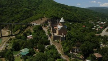 Gürcistan 'daki Zhinvali Barajı' na bakan Ananuri Kalesi 'ndeki kilise kulesinin hava görüntüsü. Sakartvelo 'ya git.