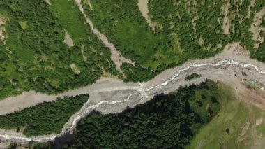 Georgia, Gudauri, yaz mevsimi. Aragvi nehrinin üst görüntüsü. Kafkas dağlarının havadan görünüşü