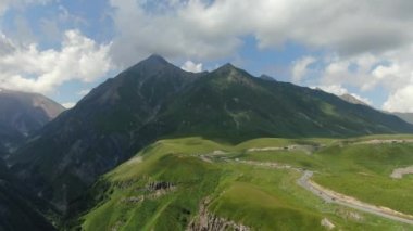 Georgia Gudauri askeri yolunun insansız hava aracı atışı..