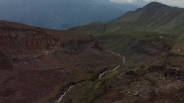 Buzul nehrinin 3.000 metre yükseklikteki hava görüntüsü. Kazbek Dağı. Stepantsminda (Kazbegi). Georgia.