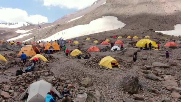 Luchtfoto Van Tenten Met Klimmers Het Aanvalskamp Van Berg Kazbek — Stockvideo