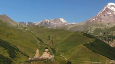 Gergeti Trinity Manastırı ve Kazbek Dağı 'nın insansız hava aracı görüntüsü. Stepantsminda Georgia.
