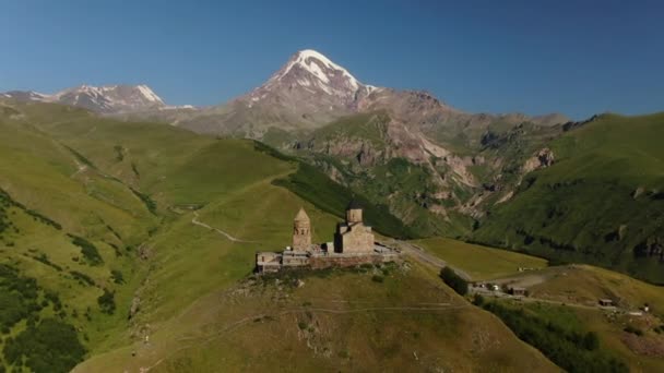 Aerial Drone Shot Gergeti Trinity Monastery Kazbek Mountain Stepantsminda Georgia — Vídeo de Stock