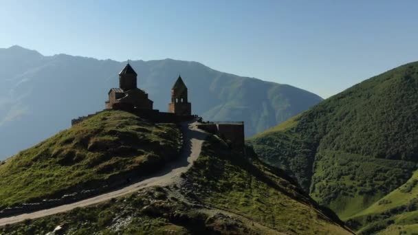 Aerial Drone Shot Gergeti Trinity Monastery Stepantsminda Georgia — Wideo stockowe