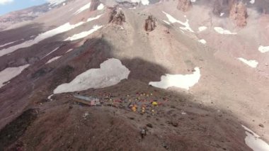 Dağcılarla birlikte Kazbek Dağı 'ndaki saldırı kampının hava manzarası. Kuzey Kafkasya, Mt. Kazbegi (Stepantsminda) Georgia.