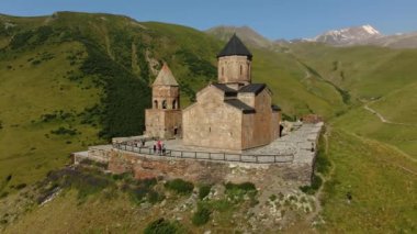 Gergeti Trinity Manastırı ve Kazbek Dağı 'nın insansız hava aracı görüntüsü. Stepantsminda Georgia.