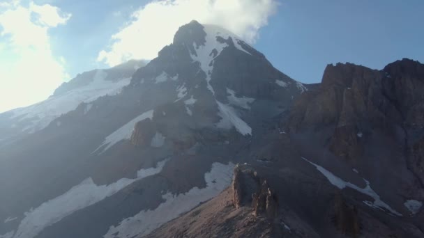 Drone Disparo Del Monte Kazbek 5033M Capilla Bajo Campamento Asalto — Vídeo de stock