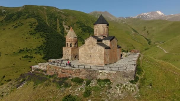 Aerial Drone Shot Gergeti Trinity Monastery Kazbek Mountain Stepantsminda Georgia — Vídeos de Stock