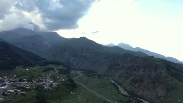 Stepantsminda Kazbegi Gergeti Aerial Drone Shot — Vídeo de Stock