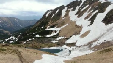 Ukrayna 'nın en yüksek dağ gölünün insansız hava aracı atışı Berbeneskul' dur. Ukrayna Karpat Dağları. Chornohora. Gutyn Tomnatyk.