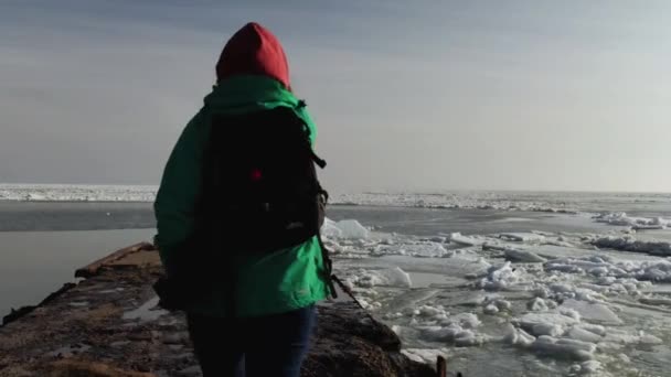 Chica Camina Por Mar Congelado Atardecer Invierno Mar Azov — Vídeos de Stock