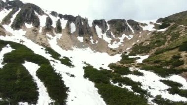 Asılı kayalar. Ukrayna Karpat Dağları. Chornohora. Shpytsi.