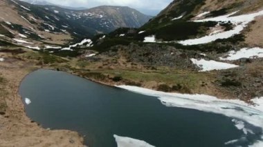 Ukrayna 'nın en yüksek dağ gölünün insansız hava aracı atışı Berbeneskul' dur. Ukrayna Karpat Dağları. Chornohora. Gutyn Tomnatyk.