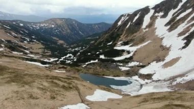 Ukrayna 'nın en yüksek dağ gölünün insansız hava aracı atışı Berbeneskul' dur. Ukrayna Karpat Dağları. Chornohora. Gutyn Tomnatyk.