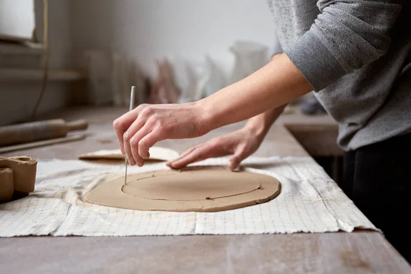 在陶器工作室工作的女艺术家 陶瓷师傅的手沾满了粘土 制作陶器的过程 她演播室里的艺术家大师作品 — 图库照片