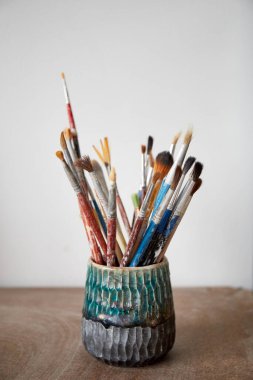 Bir seramikçinin çalışma masası. Clay atölyesi. Çömlek yapma süreci. Usta seramikçi onun stüdyosunda çalışıyor.