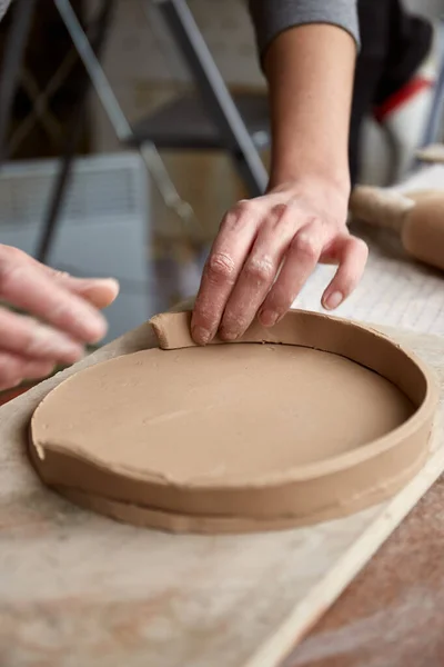 Женщина Керамик Работает Мастерской Керамики Руки Керамиста Грязные Глины Процесс — стоковое фото