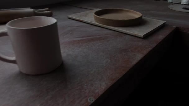 Kvinnlig Keramiker Som Arbetar Keramikstudio Keramik Händer Smutsiga Clay Process — Stockvideo