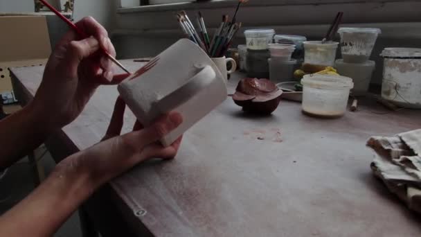 陶芸スタジオで働く女性陶芸家 セラミストの手粘土のダーティ 陶器を作る過程 彼女のスタジオでのマスターセラミストの作品 — ストック動画