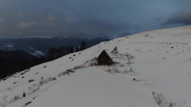 Karla kaplı çayırlarda çobanların kulübeleri. Karpatlar. Ukrayna. Petros, Sheshul.