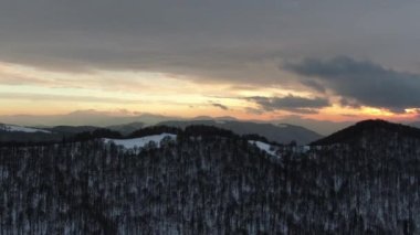 Kış dağlarında gün batımında insansız hava aracının görüntüsü. Karpatlar. Ukrayna.