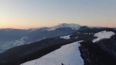 Kış dağlarında gün batımı. Karpatlar Ukrayna. Petros, Sheshul.