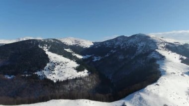 Karpatya Dağları 'nın karla kaplı zirveleri. Ukrayna. Petros 2020 metre