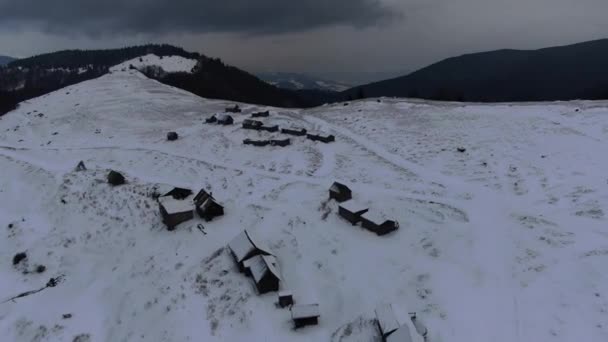 Karla Kaplı Çayırlarda Çobanların Kulübeleri Karpatlar Ukrayna Petros Sheshul — Stok video