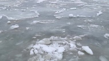 Donmuş Azov Denizi. Kış. Bilosaray örgüsü. Balıkçı tekneleri.