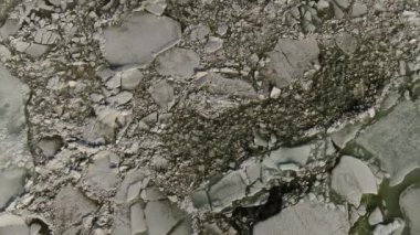 Donmuş denizin insansız hava aracı görüntüsü. Donmuş Azov Denizi 'nde gün batımı. Buzlu deniz. Büyük buz parçaları. Mariupol.