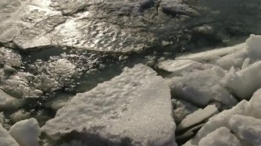 Donmuş denizin insansız hava aracı görüntüsü. Donmuş Azov Denizi 'nde gün batımı. Buzlu deniz. Büyük buz parçaları. Mariupol.