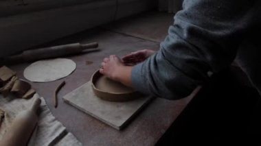 Çömlek atölyesinde çalışan kadın seramik. Seramikçinin Elleri Kirli Çamur. Çömlek yapma süreci. Usta seramist onun stüdyosunda çalışıyor.