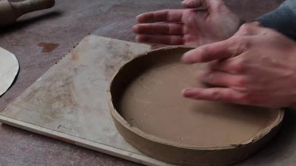 Ceramista Feminina Trabalhar Estúdio Cerâmica Mãos Ceramista Sujas Argila Processo — Vídeo de Stock