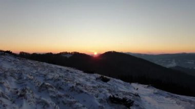 Kış dağlarında gün batımı. Karpatlar Ukrayna. Petros, Sheshul.