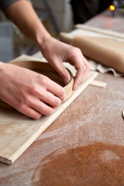 Çömlek atölyesinde çalışan kadın seramik. Seramikçinin Elleri Kirli Çamur. Çömlek yapma süreci. Usta seramist onun stüdyosunda çalışıyor.