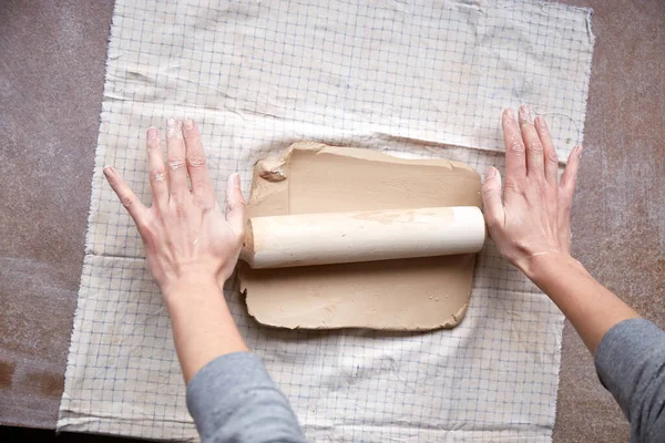 Женщина Керамик Работает Мастерской Керамики Руки Керамиста Грязные Глины Процесс — стоковое фото