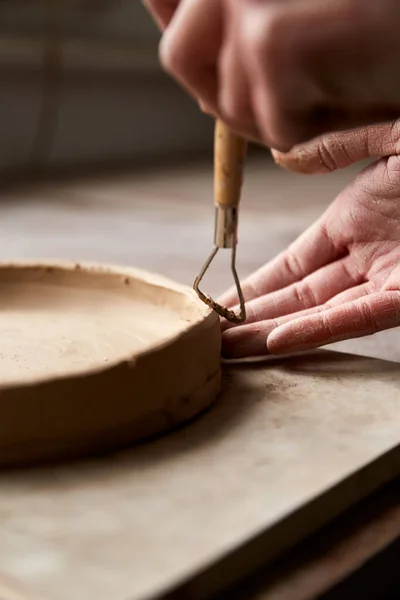 Kvindelig Keramiker Arbejder Keramikstudiet Keramikerens Hands Dirty Clay Processen Med - Stock-foto