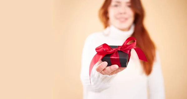 Foto Vicino Della Scatola Regalo Mani Femminili Donna Con Mano — Foto Stock