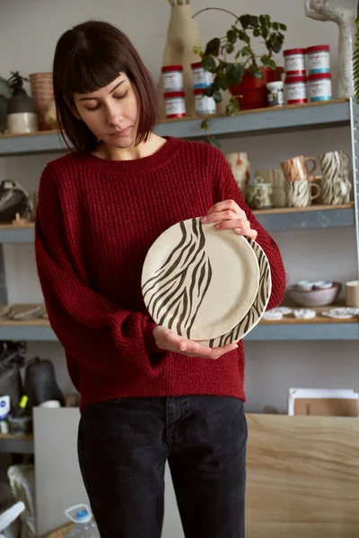 陶瓷和手工制作的菜肴的特写 Clay车间制作陶器的过程 — 图库照片
